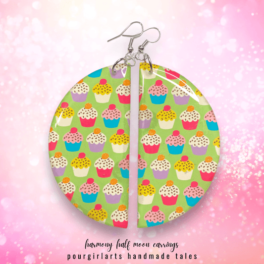 Circular earrings with cupcake pattern on a pink and white gradient background