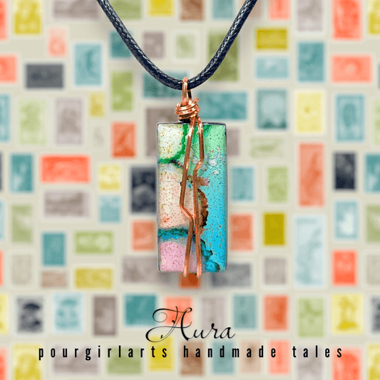 Colorful pendant necklace with 'Aura pourgirlarts' branding on a mosaic background